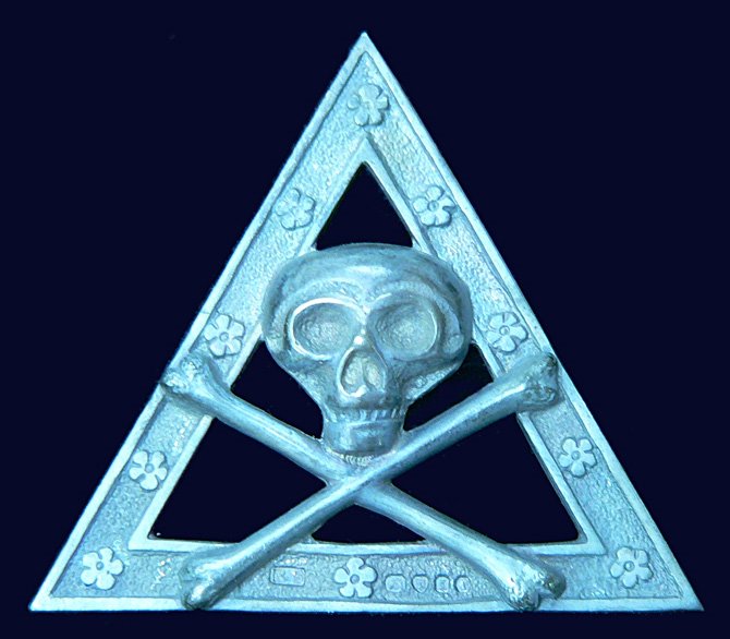 [skull_bones_triangle.jpg]